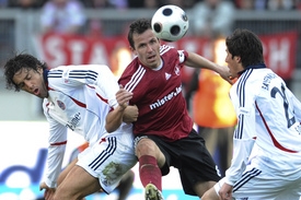 Tomáš Galásek v utkání s Bayernem Mnichov.