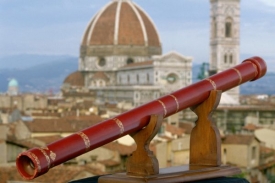 Rekonstrukce Galileova dalekohledu na pozadí Florencie.