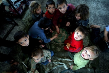 Palestinské děti se ukrývají v jedné ze škol OSN.