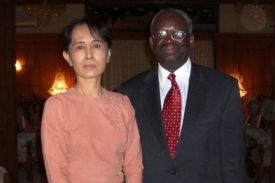 Emisar OSN Gambari s vůdkyní barmské opozice Do Aun Schan Su Ťij