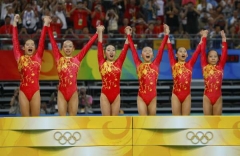 Čínské gymnastky zvítězily v kategorii družstev.