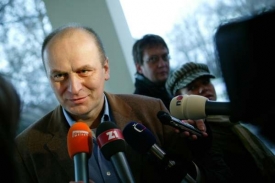 Ministr zemědělství Petr Gandalovič se utká s Alešem Řebíčkem.