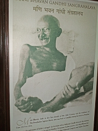 Na Gándhího expozici v domě Mani Bhavan jsou místní patřičně hrdí.