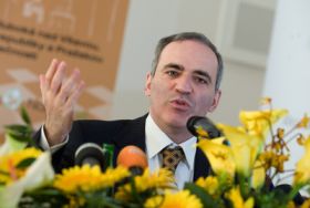 Garri Kasparov během tiskové konference v Hluboké nad Vltavou.