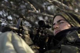 Izraelský voják na hranici s Gazou.