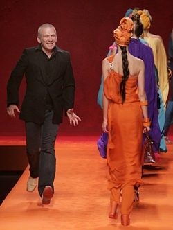 Gaultier se svými modely v Paříži