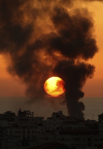 Kouř nad městem Gaza.