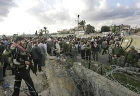 Tisíce Palestinců proudí probořenou zdí do Egypta.