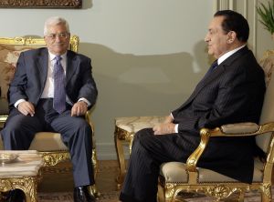 Mahmúd Abbás (vlevo) a Husní Mubarak jednají v Káhiře