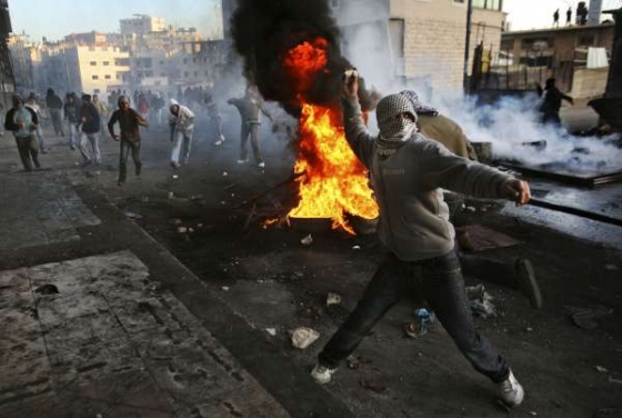 Protest Palestinců na okraji Jeruzaléma proti vojenské operaci v Gaze.