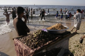 Palestinci v Gaze si užívají klidu zbraní na pláži.
