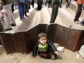 Palestinci z Gazy proudí prolomenou zdí v tisících do Egypta.
