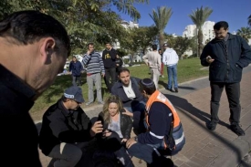 Zdravotníci ošetřuji Izraelku v Aškelonu zraněnou raketou z Gazy.