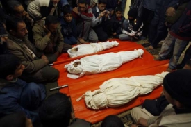 Pohřeb tří palestinských dětí, které Izraelci zabili v Rafáhu.