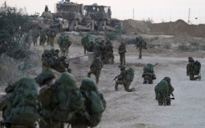 Rezervisté postupují dál do pásma Gazy a eskalují konflikt.