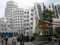 Media Haven nebo jednodušeji: Gehryho domy.