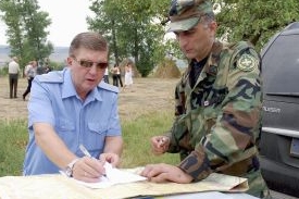 Ruský a gruzínský voják na inspekci, srpen 2007.