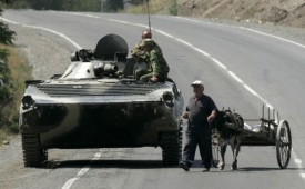Ruský obrněný transportér poblíž vesnice Igoeti.