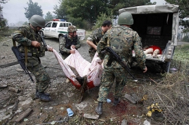 Gruzínští vojáci sbírajíé mrtvé vojáky a civilisty.