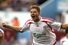 Kapitán Liverpoolu Steven Gerrard slaví gól, kterým tři muinuty před koncem zápasu rozhodl o vítězství nad Aston Villou.