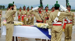 Pákistánská armáda vzdává hold ostatkům českého velvyslance.