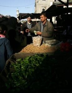 Palestinci v uprchlickém táboře nakupují během tříhodinového příměří.