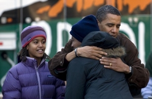 Dcery pomáhali Obamovi rozdávat jídlo během svátku Díkuvzdání