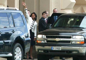Condoleeza Riceová zdálky demonstrujícím zamávala.