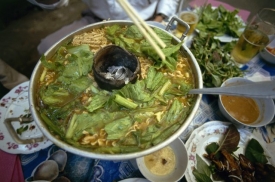 Kozí polévka v Hanoji.