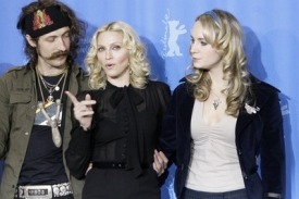 Zleva Eugene Hütz, Madonna a Holly Westonová.