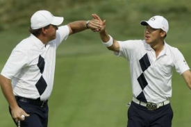 Američtí golfisté se radují z vedení v prvním dnu turnaje.