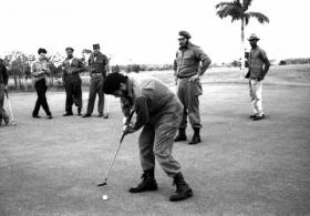 Historický snímek z roku 1961: Fidel Castro a Che Guevara hrají golf.