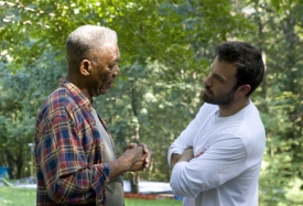 Ben Affleck a Morgan Freeman při natáčení.