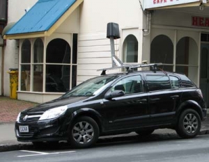 Automobil společnosti Google s připevněnou kamerou na střeše.