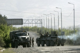 Ruské jednotky na hlavní silnici z Gori do Tbilisi.