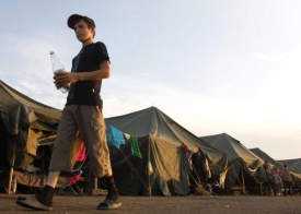 Mladík v táboře uprchlíků z Gori poblíž Tbilisi.