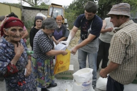 Obyvatelé jedné vesnice u Gori dostávají první humanitární pomoc.