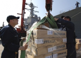 Američané nakládají na Krétě na vojenskou loď McFaul pomoc Gruzii.