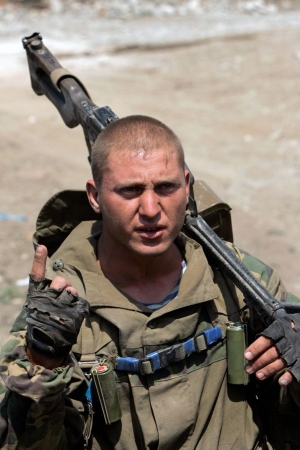Ruský voják se tshuje z Gruzie a diskutuje s Gruzínci.