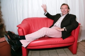 Zpěv&aacute;k Karel Gott vyr&aacute;ž&iacute; na turn&eacute;.