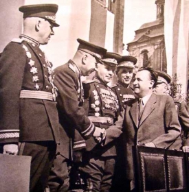 Klement Gottwald se sovětskými maršály v roce 1947.