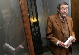 Spisovatel Günter Grass četl v pátek v Praze z nové knihy.