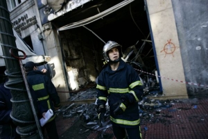 Vypálený obchod v centru Atén.