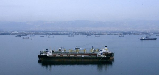 Řecké obchodní lodi v přístavu Pireus.