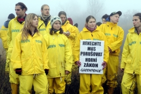 Aktivisté Greenpeace protestovali před rypadly uhelné společnosti.