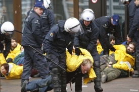 Belgická policie odvléká demonstranty od sídla Rady Evropské unie.