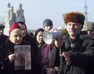 Lidé v Grozném protestují proti propuštění Jurije Budanova.