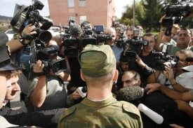 Ruský voják, řidič zadrženého náklaďáku, předeveden houfu novinářů.