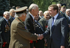 Medveděv na setkání s veterány v Kursku.