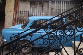 Po ulicích Tbilisi jezdí i stará ruská auta jako tenhle moskvič.